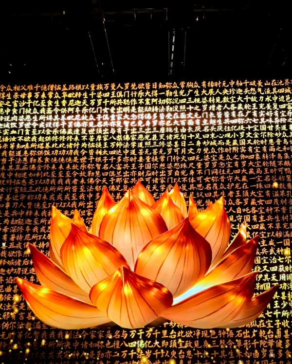 耗資9億的寧波彌勒數字博物館！年輕人在這里拜佛許愿?。。? />
</p>
<p>
	　　4：生活方式集成賽道——城市更新的“文化會客廳”
</p>
<p>
	　　博物館不應是孤島，而應成為連接城市文化與生活的樞紐。它的價值，在于能撬動多大的周邊生態。
</p>
<p>
	　　打造“博物館+”生態，將周邊的咖啡館、書店、設計品店、文創街區整合，形成文化休閑微度假目的地。讓博物館從“一個要去的地方”變成“一個可以待上一天的生活方式”。
</p>
<p style=